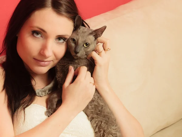 Woman playing with cat — Stock Photo, Image
