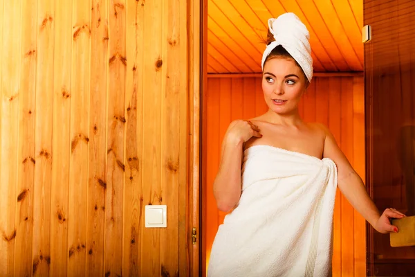 Donna rilassante nella sauna in legno — Foto Stock