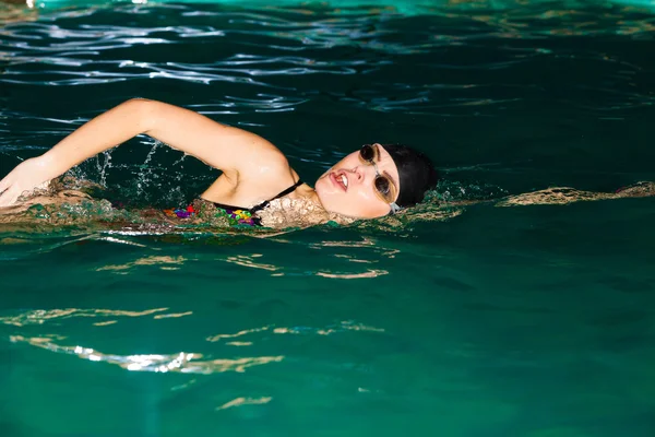 Nuotatore che esegue stile crawl. A bordo piscina — Foto Stock