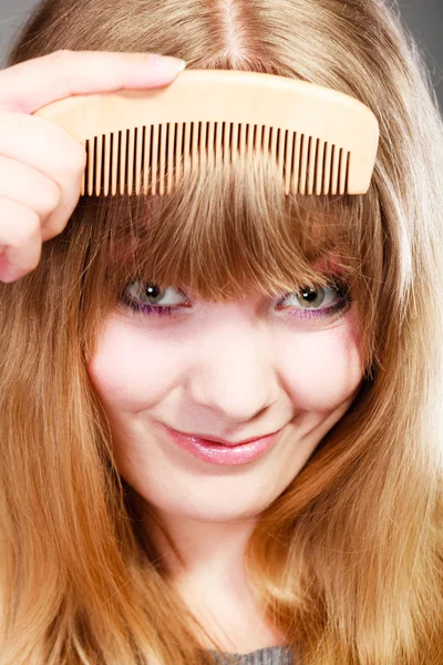 Mujer refrescando su peinado — Foto de Stock