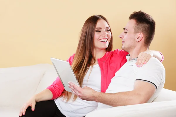 Paar mit Tablet sitzt auf Couch — Stockfoto