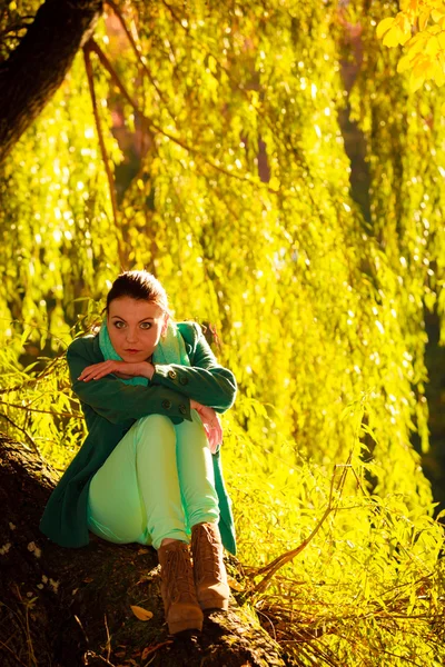 在秋天公园放松的年轻女子. — 图库照片