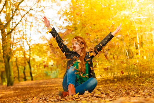 Femme se détendre dans le parc d'automne — Photo