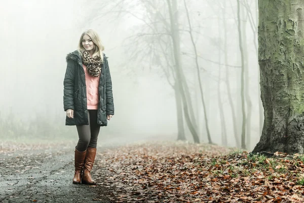 Woman walking relaxing — Stock Photo, Image