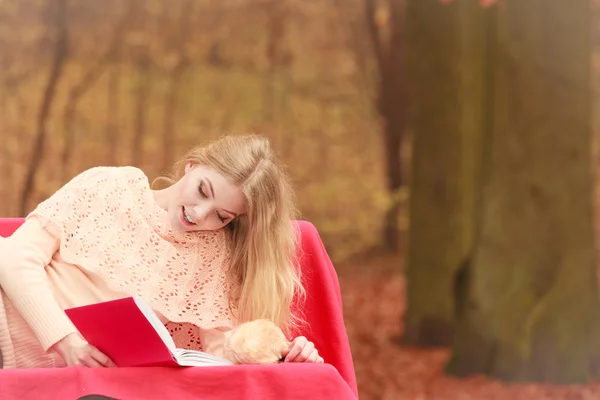 Femme se détendre dans le parc d'automne — Photo