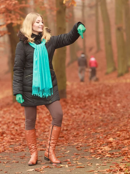 Uśmiechnięta blondynka kobieta moda w kurtce w parku. — Zdjęcie stockowe