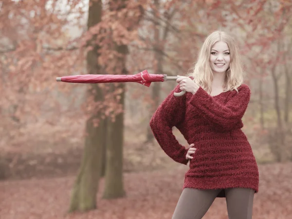 Meisje ontspannen in herfst park. — Stockfoto