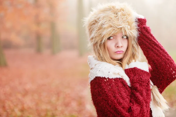Dziewczyna w futro zimowe kapelusz pozowanie — Zdjęcie stockowe