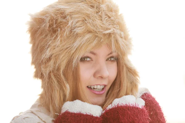 Mädchen mit Fell Wintermütze posiert — Stockfoto