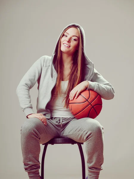 Menina segurando basquete . — Fotografia de Stock