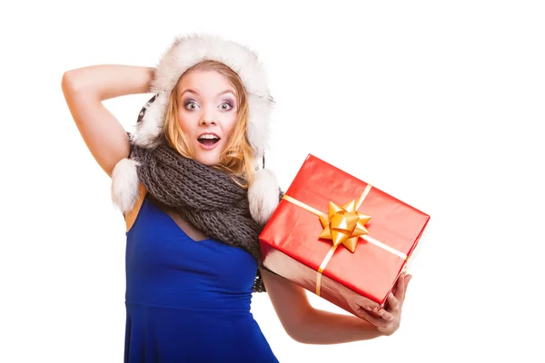 Fille en chapeau de fourrure d'hiver avec boîte cadeau rouge Photos De Stock Libres De Droits