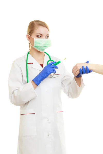 Doctor with syringe giving injection — Stockfoto