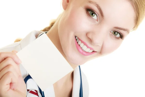 Doctor sosteniendo tarjeta de espacio de copia en blanco — Foto de Stock
