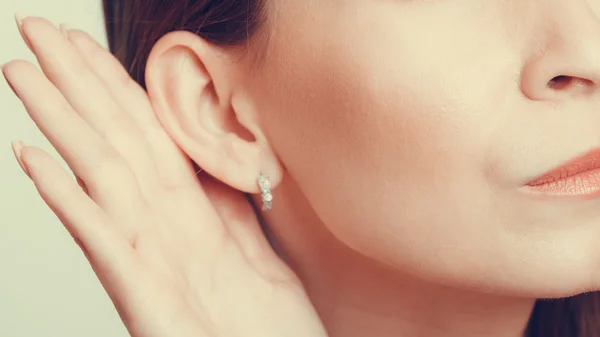 Escuchar a escondidas con la mano a la oreja . — Foto de Stock