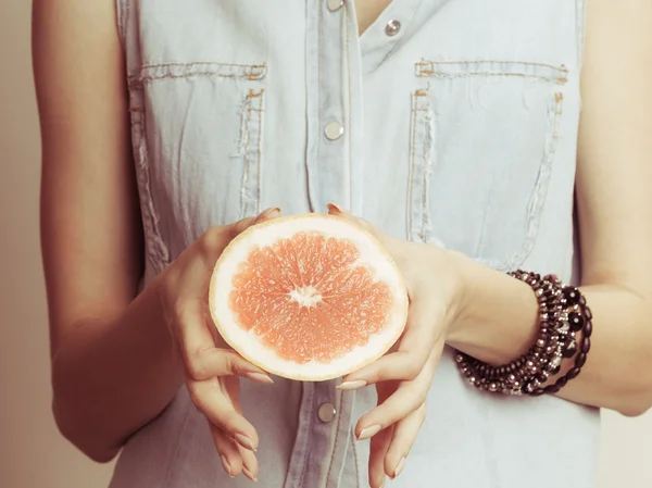 Human holding grapefruit. — Stock Photo, Image