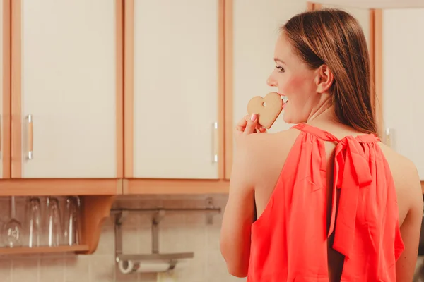 Mulher comendo biscoito de gengibre . — Fotografia de Stock