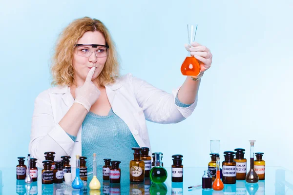 Estudiante con frasco de prueba de cristalería . — Foto de Stock