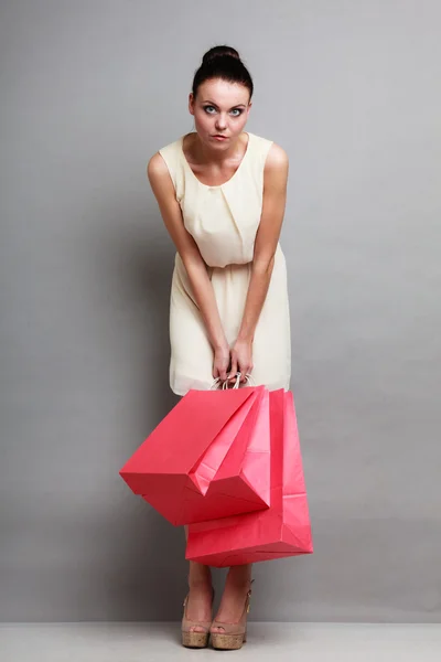 Kadın kırmızı holding alışveriş torbaları — Stok fotoğraf