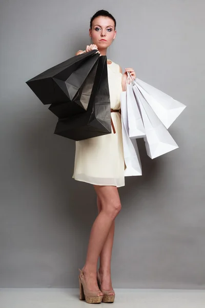 Kobieta trzyma papieru torby na zakupy — Zdjęcie stockowe