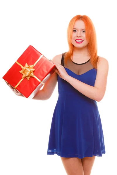 Menina segurando caixa de presente — Fotografia de Stock