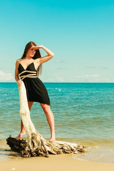 Kvinna i sommar klänning avkopplande — Stockfoto