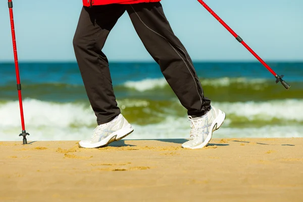 Weibliche Beine beim Wandern — Stockfoto