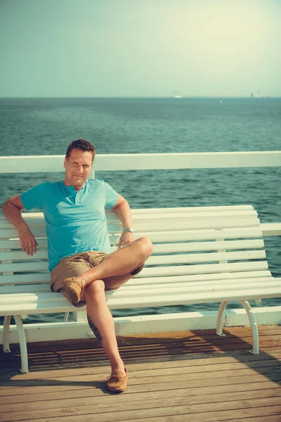 Tourist sitting on bench — Stock Photo, Image