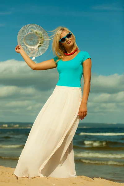 Piękna blondynka spaceru na plaży — Zdjęcie stockowe