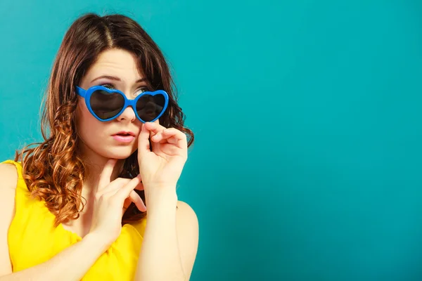 Menina em óculos de sol azuis — Fotografia de Stock