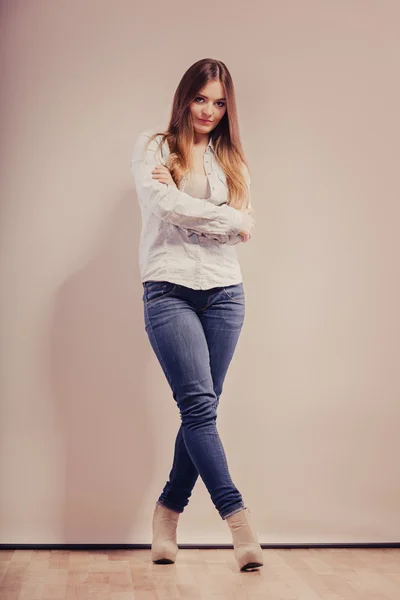 Модна жінка в сорочці джинсові штани — стокове фото