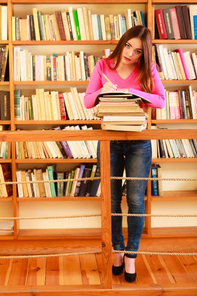 Chica estudiante haciendo investigación —  Fotos de Stock