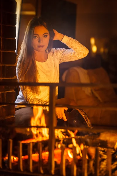 Mujer haciendo fuego con fuelle . — Foto de Stock