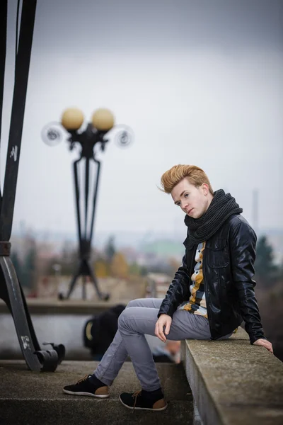 Guapo hombre de moda al aire libre — Foto de Stock