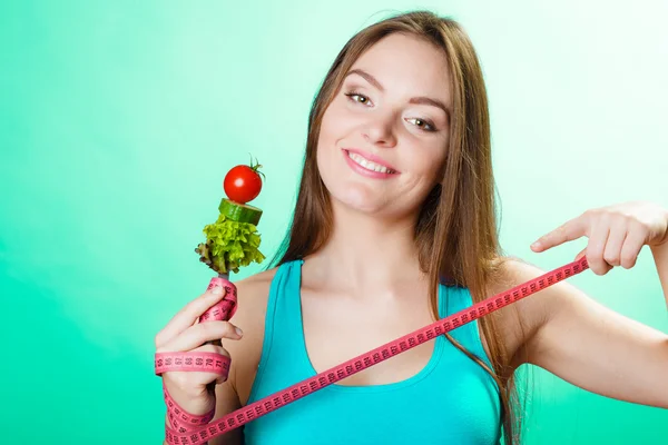 Deportiva chica con comida vegetariana . — Foto de Stock