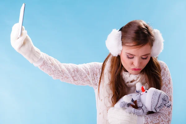 Selfie 写真を撮る小さな雪だるまを持つ女性. — ストック写真