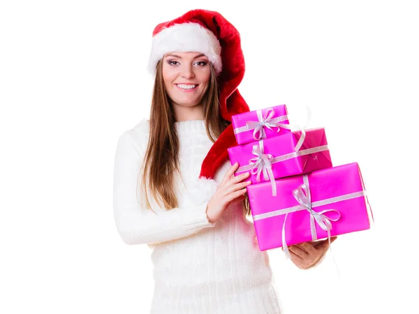 Bir sürü pembe hediye kutusu olan kadın Noel Baba şapkası. — Stok fotoğraf