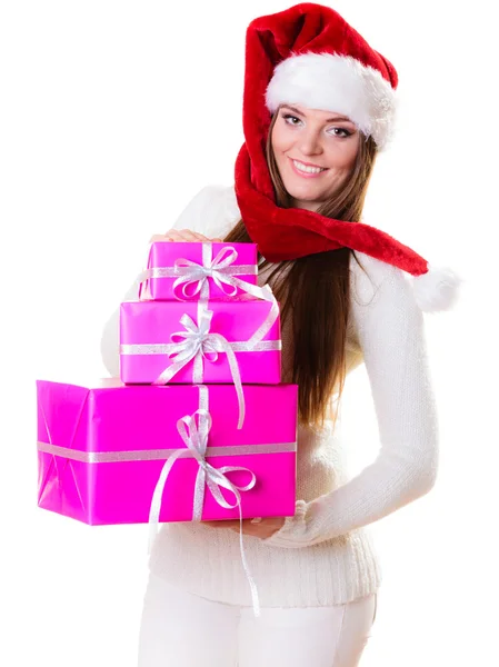 Vrouw santa helper hoed met vele roze geschenkdozen — Stockfoto