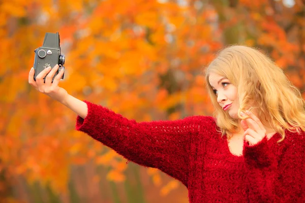 Woman with old camera outdoor — Zdjęcie stockowe