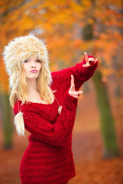 Женщина в меховой шапке зимней одежды — стоковое фото