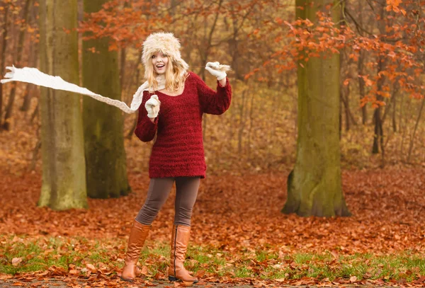 Mode kvinna i blåsiga höst höst park skog. — Stockfoto