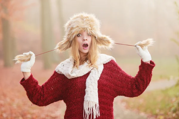 Superbe jolie femme de mode en fourrure chapeau d'hiver — Photo