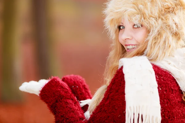 Smiling woman in fur winter hat with copyspace. — 스톡 사진