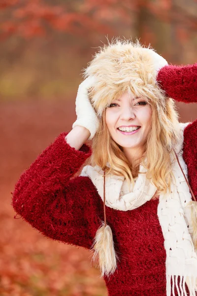 Портрет досить усміхненої жінки в хутряному зимовому капелюсі — стокове фото