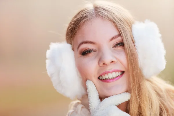 Retrato de mujer bastante sonriente en orejeras blancas —  Fotos de Stock