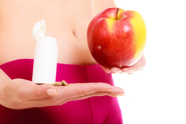 Elinde vitamin ve elma tutan bir kadın. Sağlık hizmetleri. — Stok fotoğraf