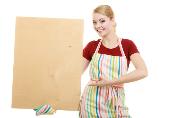 Домохозяйка держит деревянную доску с копировальным местом — стоковое фото