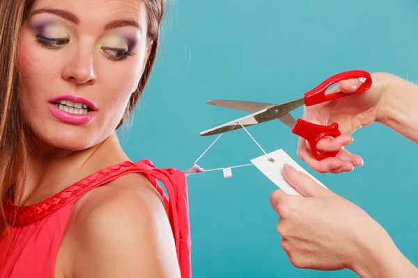 Woman cutting off removing label board price tag. — Stock Photo, Image