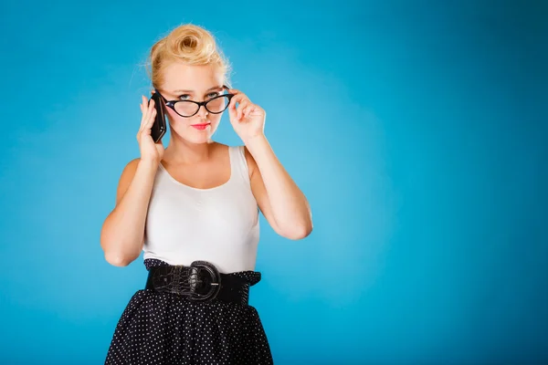 Pin hasta gril retro con gafas y teléfono. — Foto de Stock