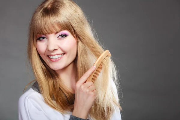 Woman refreshing her hairstyle — Stock Photo, Image