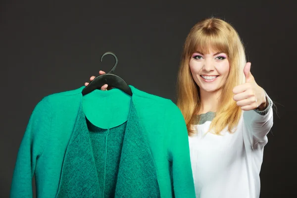 Donna alla moda che tiene il cappotto verde — Foto Stock